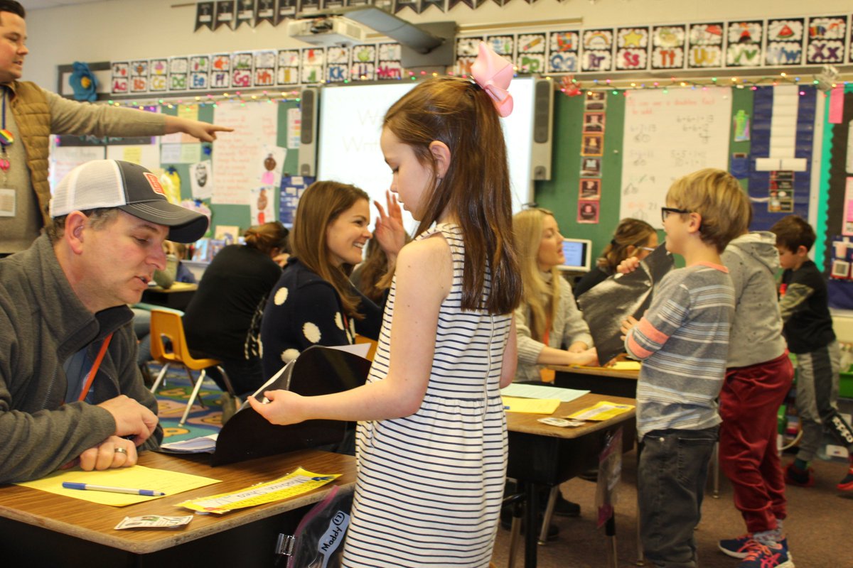 Wilmette39's tweet photo. Our @ExploreCentral parents in @lutzlearns' first grade class participated in a writing celebration today, where students read drafts of their stories and received written feedback from parents.

It's amazing to see how engaged our parents are throughout our schools! https://t.co/ViuXhQri6J