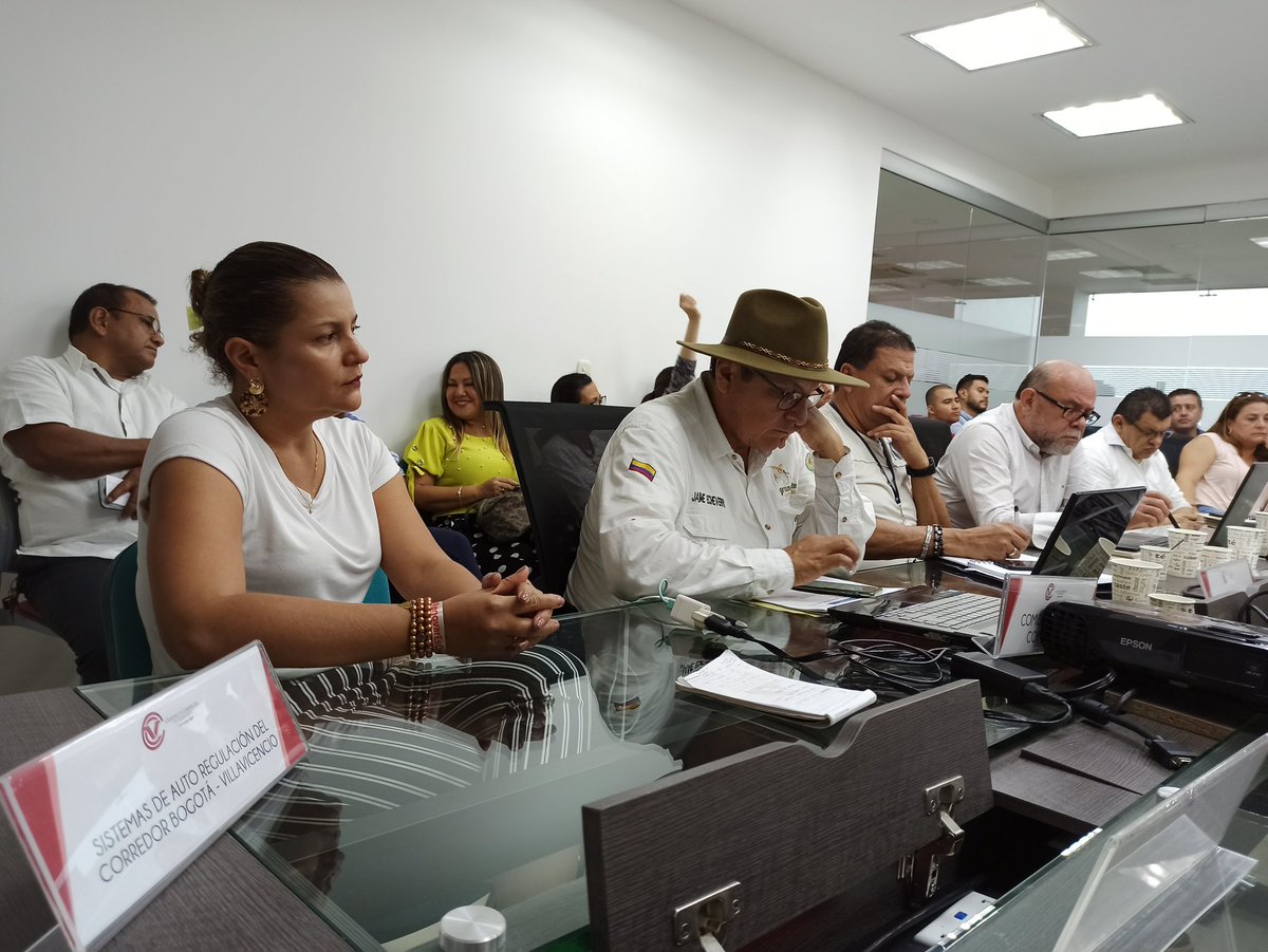 crciMeta's tweet photo. A esta hora acompañamos la mesa de trabajo entre los representanes de la ANI, Coviandina, los gremios, veeduria vial del Meta,sector privado, sector público y fuerzas vivas del Departamento del Meta por el rechazo en el alza de peajes en el corredor vial Bogotá Villavicencio. https://t.co/fLOmOON4jO