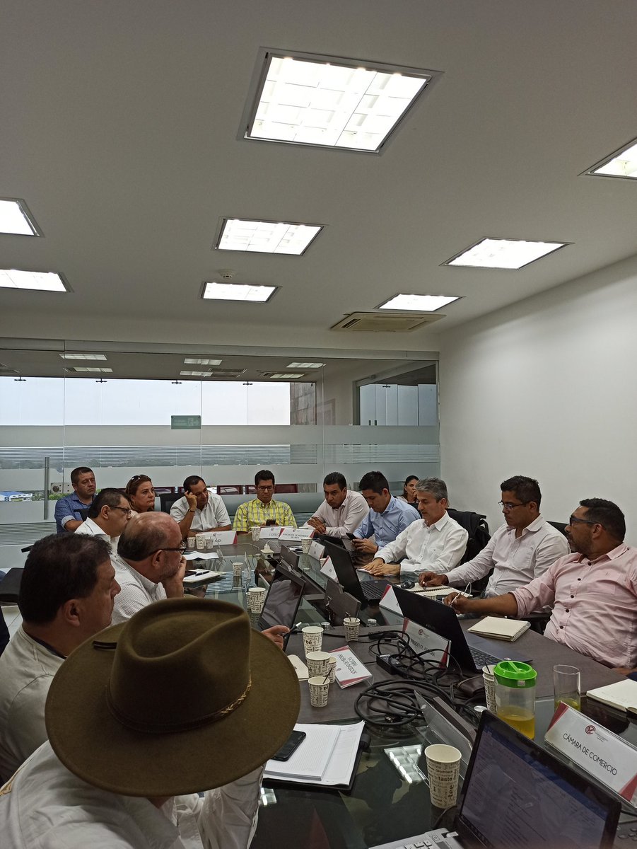 crciMeta's tweet photo. A esta hora acompañamos la mesa de trabajo entre los representanes de la ANI, Coviandina, los gremios, veeduria vial del Meta,sector privado, sector público y fuerzas vivas del Departamento del Meta por el rechazo en el alza de peajes en el corredor vial Bogotá Villavicencio. https://t.co/fLOmOON4jO