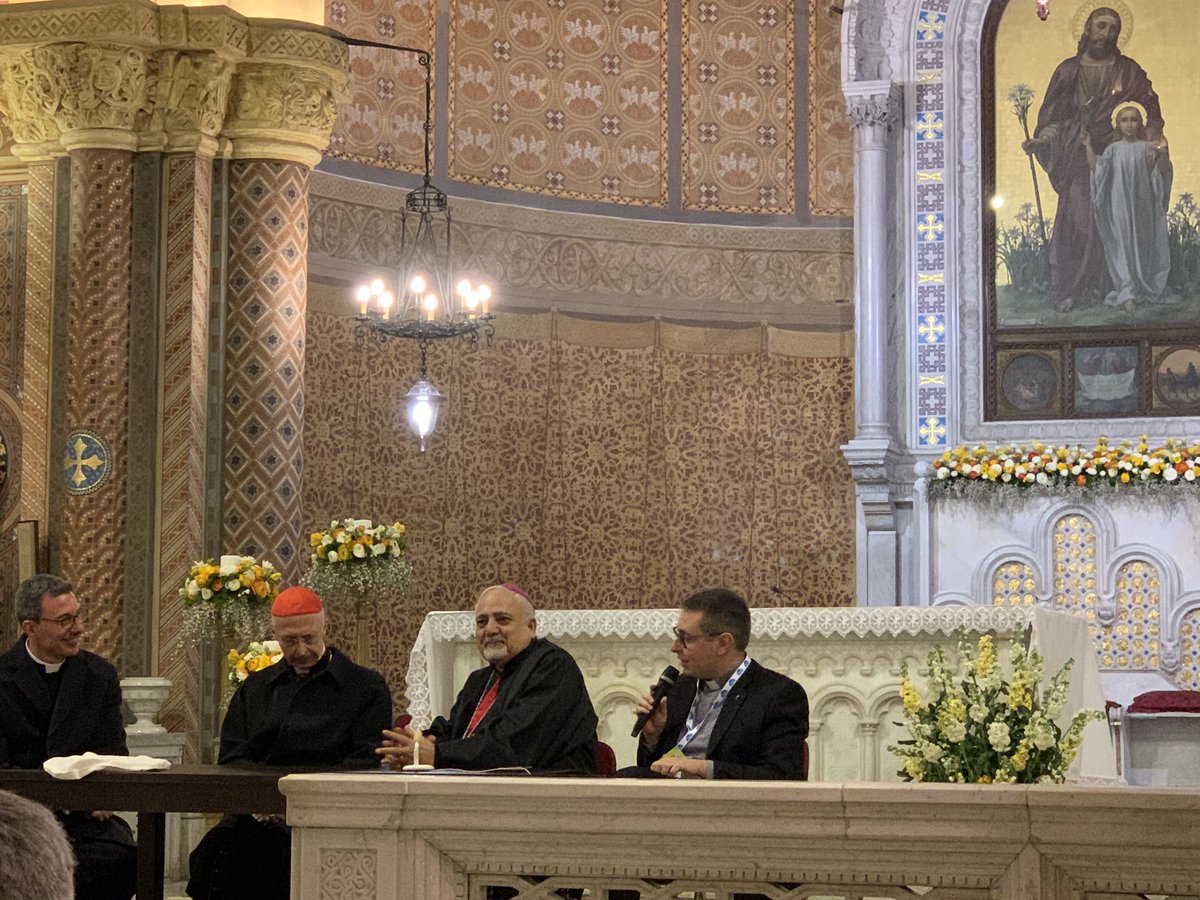 irma_melini's tweet photo. Stasera quel simbolo e segno di pace l’ho visto in mezzo a noi, in una Chiesa di quartiere  ha posto la sua attenzione e ha dato una piccola speranza. 
La carezza sul mio viso del Cardinal Bagnasco mi ha riempito il cuore. Io ringraziavo lui e lui ringraziava me per esserci. ❤️ https://t.co/eXFfuaLZ9i