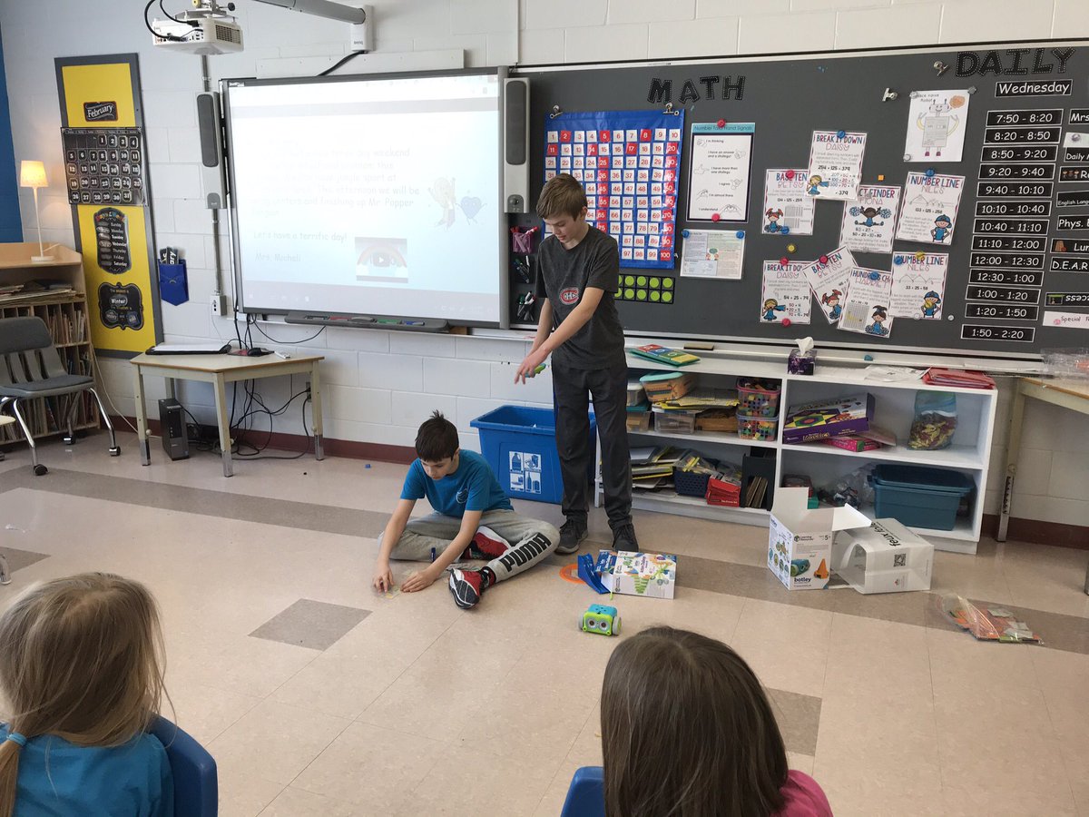 mme_marieeve's tweet photo. Voici deux des mes élèves de 5ème année qui sont allés enseigner la #robotique aux petits de 2e. Ce sont ces petits moments qui font que je suis fière d’être enseignante. #integration @mrsfurino @melinda_paradis @EvergreenLBPSB @ESD_LBPSB https://t.co/b9IroLBau9