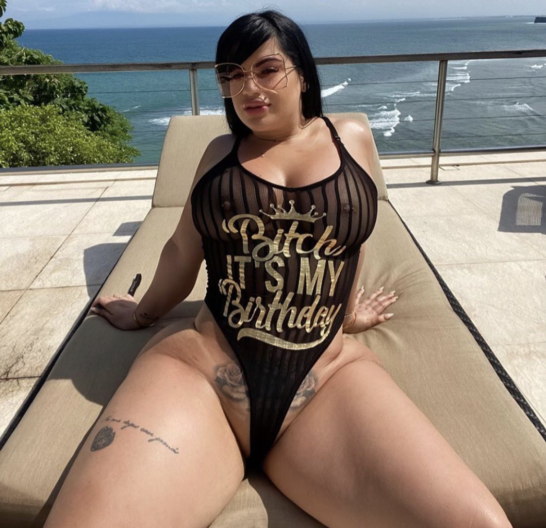 Lissaaires's tweet photo. Front or Back? 😜😜 https://t.co/uc7PlBTnwH https://t.co/G8H0roPxCZ