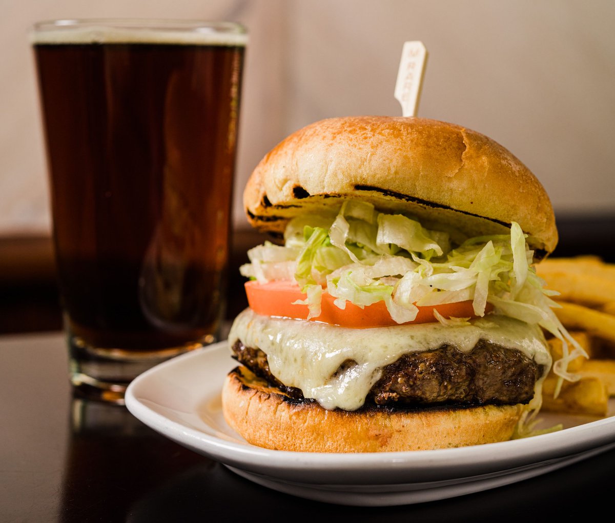 If your weekend plans include seeing a show or heading to a game, stop by your favorite Boston pub afterward! We serve our late night menu (including this stacked-high MJ's burger) every day from 10pm - 12am.😋🍴🍔