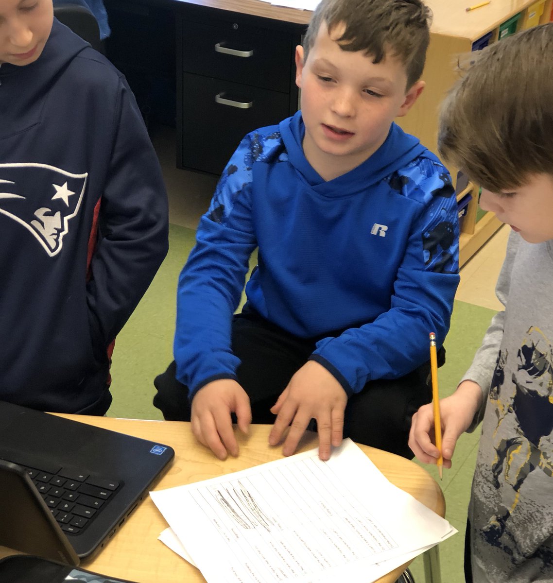 K_5_STEM_SAU57's tweet photo. Last day of coding @FiskSchool and the kids did peer checking to assess their final project. @PLTWorg @scratch #allkidscode #STEMschool https://t.co/I5SuzGk5EV