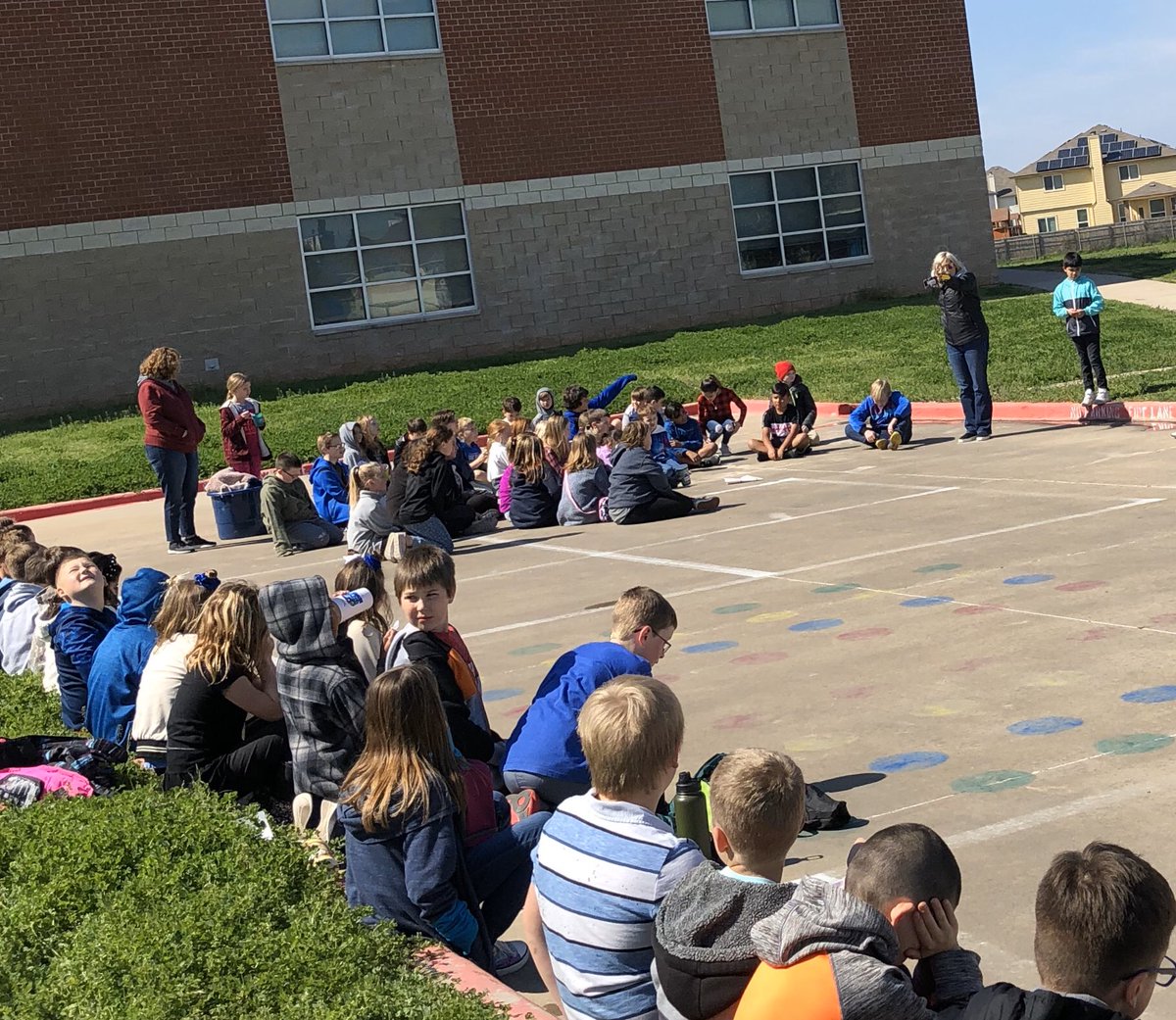 Beth_Cade_RF's tweet photo. 4th grade learning about the patterns of nature on this beautiful, sunny day - exploring shadows with the help of @keri_stewart6 @chinaspringIS
@jenkscsis @JimmyRoss3208
#ourwhy #csis1920 https://t.co/oeCYsrh1bk