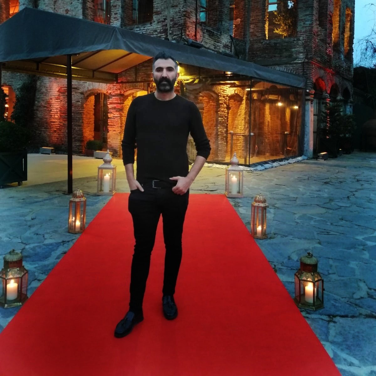 stanbul28592859's tweet photo. #derdi #sollarken #mutluluğu #geçtim #esmasultanyalısı #kırmızı #halı #yanlızhayat. https://t.co/uQDrumBTMV