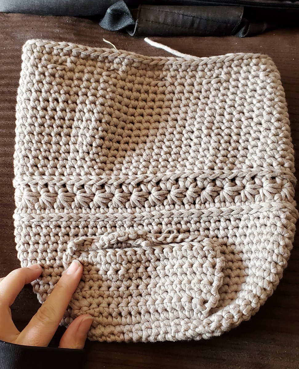 FarmDistCrafts's tweet image. Got the body of the bag done &amp;amp; lost yarn chicken w/ just a few stitches left of the sm pocket. Is it something you would like to see written up or should I keep it to myself?? @BernatYarns  #WIP #BackpackPurse #MiniBackPack #FutureNewItem #WrittingAPattern #YarnChickenLooser