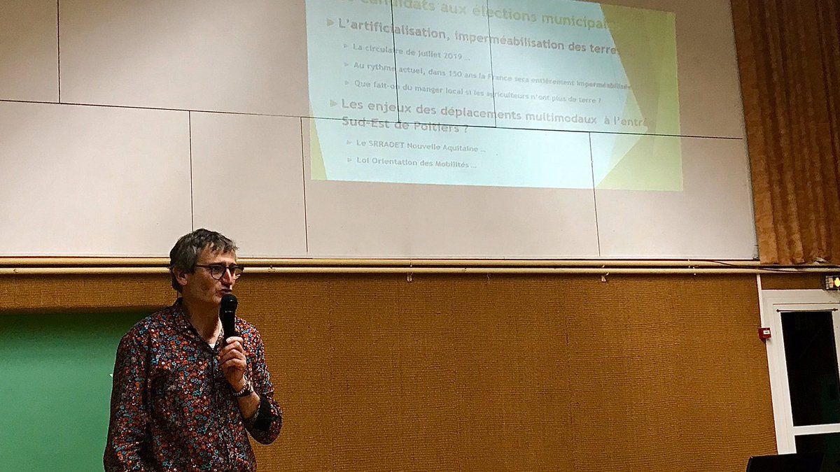 L_Moncondhuy's tweet photo. « Le tout-voiture ne doit plus être une fatalité rurale »
De nouveau, l’association #ACCIDE porteuse de projets de mobilité alternatifs à l’élargissement de la #RN147 fait le plein pour son AG !
Remise d’un livre vert de propositions aux candidat.e.s #Municipales2020 présent.e.s. https://t.co/O4n9JQy1Gi