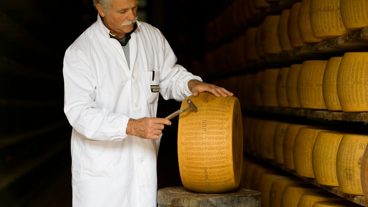 ParmesanAus's tweet photo. #DYK that each wheel of #ParmigianoReggiano is individually quality checked by a member of the Consortium? By tapping it with a hammer, their trained ear can determine whether there are any defects in the #cheese. #PureCraftmanship https://t.co/S49qBWNV19
