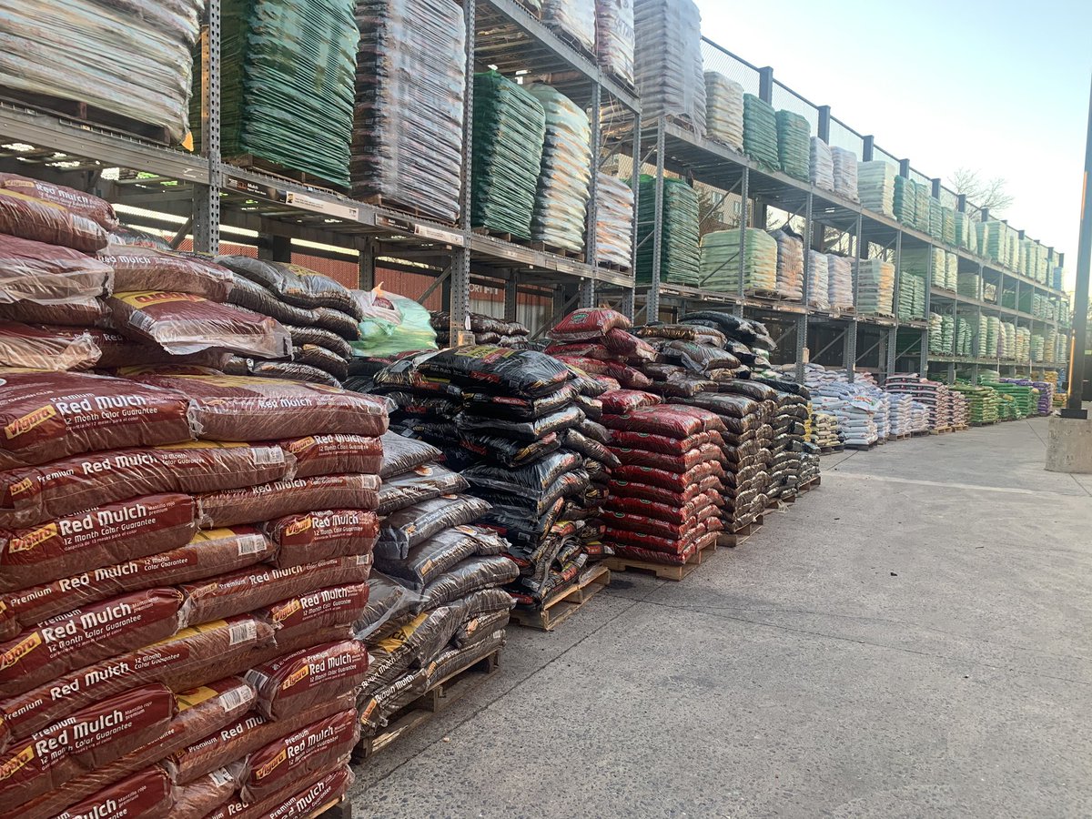 Amanda_198785's tweet photo. D.28 is ready for spring! Are you? Great job garden team! @SeanHD2571 @MDarren13 @RobbyOps2571 @Jay_JayHD2571 @BrianConwayTHD https://t.co/f26duKt1qC