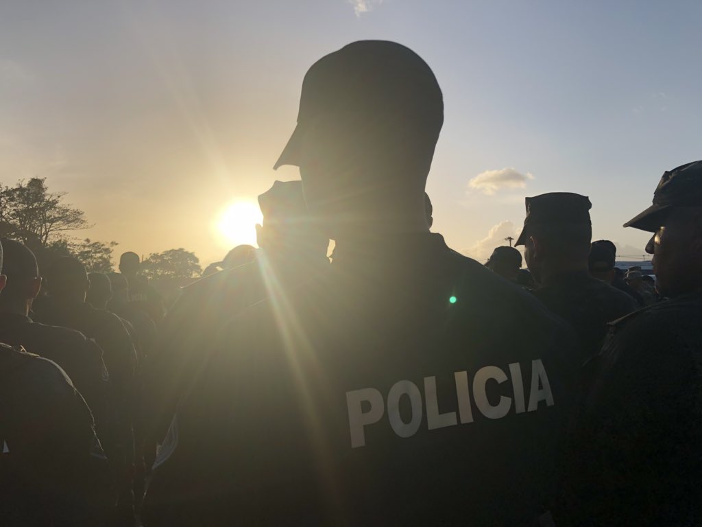 policiadepanama's tweet photo. Más de 30 mil hombres y mujeres se mantendrán en diferentes puntos del país, garantizando la seguridad de todos. #UnidosLoHacemos https://t.co/EjqldtiRsr