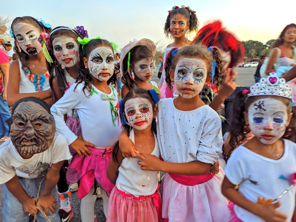 RomeroFelixE's tweet photo. La emoción y la magia del colorido que ofrecen nuestros carnavales, se han encontrado en #SanSebastián  derrochando alegria y mostrando el talento de nuestros artistas, instituciones y comunidades con carrozas, comparsas y disfraces en estos #CarnavalesParaTi2020 https://t.co/1glM3ebyNI