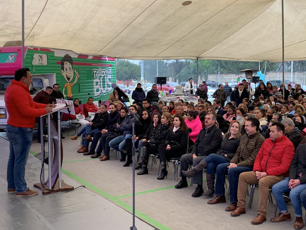 KikeHurtadoG's tweet photo. En estos momentos @Andres_Loya rinde su segunda informe legislativo. Destaca su casa de gestión acercamiento a la gente a través de #TeApoyaBus https://t.co/RPZCddYWzj