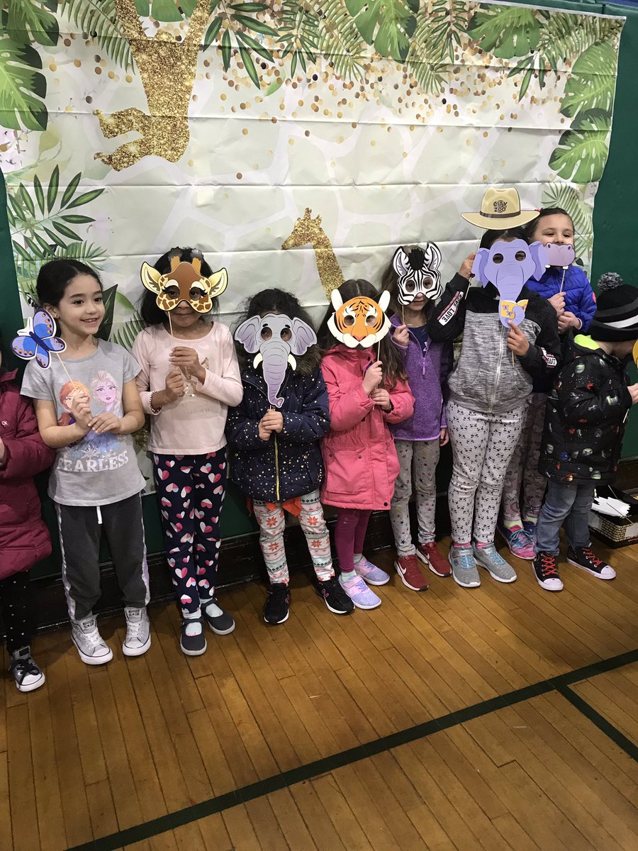 AnnaRudowsky's tweet photo. #BookFairNight #WeeRead It’s a packed house @WeehawkenTSD @FAmato53 @EricCrespoEDU @al_orecchio @DWSMediaCenter https://t.co/fb2zRby10B