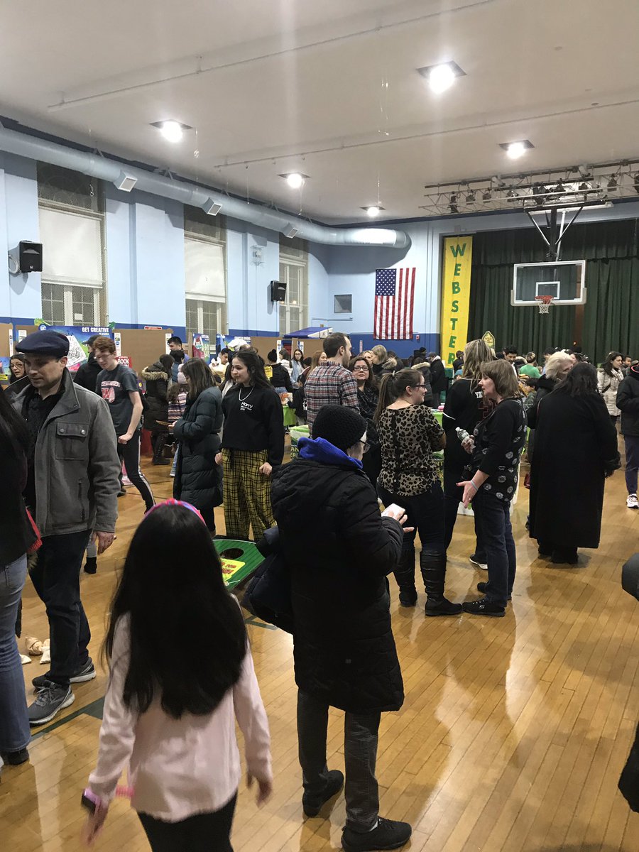 AnnaRudowsky's tweet photo. #BookFairNight #WeeRead It’s a packed house @WeehawkenTSD @FAmato53 @EricCrespoEDU @al_orecchio @DWSMediaCenter https://t.co/fb2zRby10B