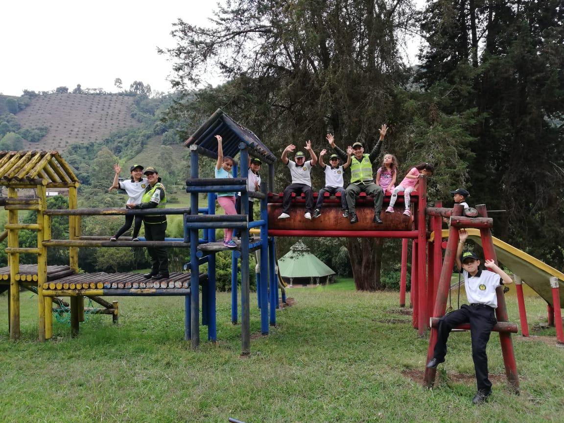 PoliciaDeris's tweet photo. Nuestros grupos de #PRECI e #InfanciaYAdolescencia lideraron actividad educativa, preventiva y recreativa en el jardín botánico #Guática, por medio de juegos, charlas de prevención frente al consumo de estupefacientes y violencia sexual #PolicíaCívica https://t.co/vl6FcG1Uf1