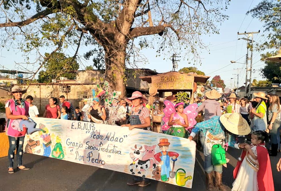 RomeroFelixE's tweet photo. ¡Extraordinario desfile! Sin duda el carnaval es una fiesta popular y de tradición. Esto es sólo el comienzo de lo que vivirán en estos días coloridos que hemos preparado con mucho amor para nuestro pueblo!  #CarnavalesParaTi2020 https://t.co/34TjCUxNQ6