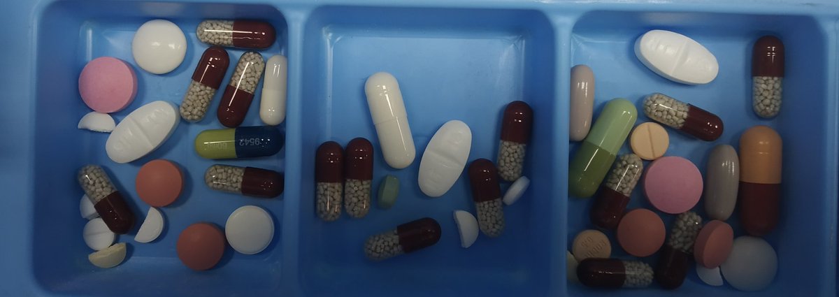 GeriatriaJesus's tweet image. No juzgo la preescripción, sí la observación para todas las posibles contraindicaciones/interacciónes específicas de todas esas pastillas. Hay 29 y 49 pastillas respectivamente. ¿Cuantas contraindicaciones/ interacciones pueden existir, cuantas se podrían evitar?. #StoppStart