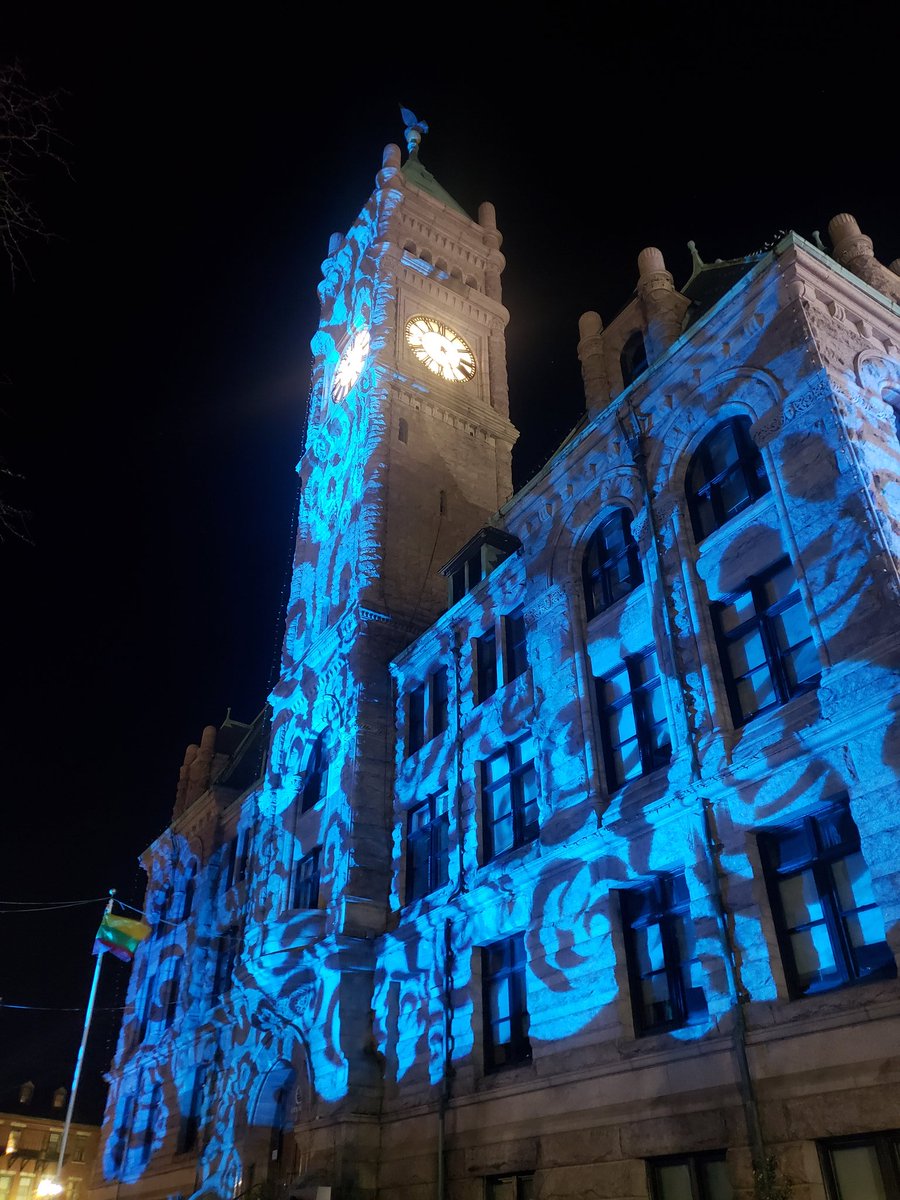 lva1113's tweet photo. City Hall and JFK Plaza looking pretty and festive for @winterfestfun #Lowell #winterfest2020 https://t.co/sOoqbIZZKg
