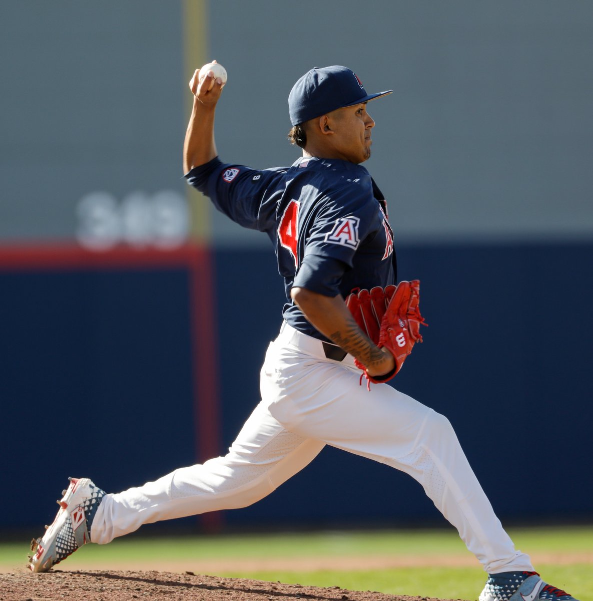 ArizonaBaseball's tweet image. 𝗛𝗨𝗚𝗘 performances out of the bullpen from @vincevannelle and @LunaJr_ today. 8️⃣ K and 0️⃣ hits 🔥

Shout out to @LunaJr_ for earning his first career save 👏

#MLBTrainingGround | #BearDown