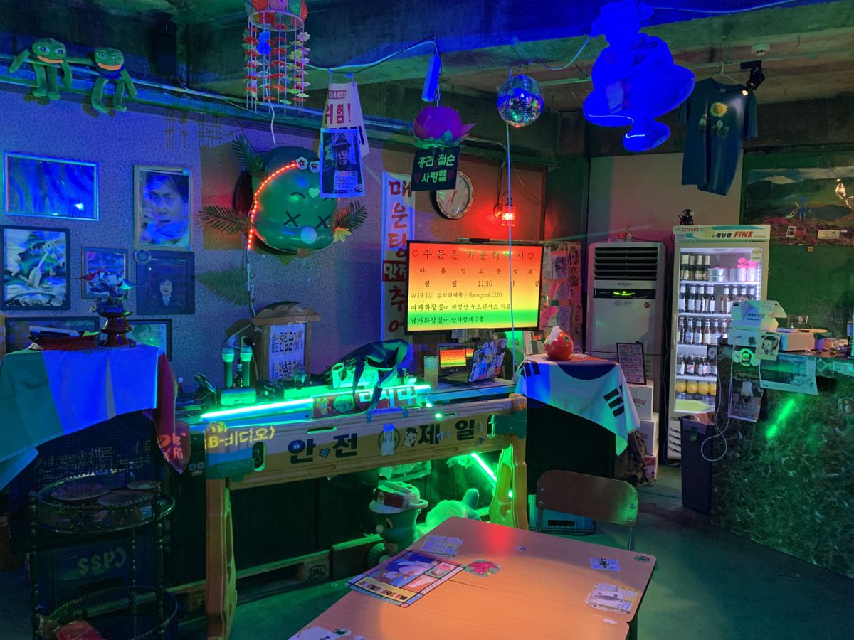 아 먼가 요새 막 이런거 레트로붐인지먼지 옛날부터있엇지만 더쎄게..진짜개쎄게불어오는거같음..이제 곧 연탄불때는것도힙하다고 다시 유행하겟슴