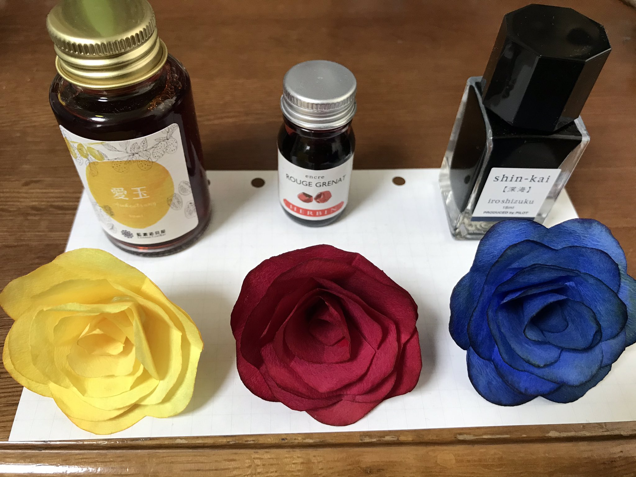 鴇 薔薇を完成させたー 映える写真なんて 取れない 葉っぱも同様にインクで染めてます 葉っぱの使用インク 色彩雫 深緑 黄薔薇 ペリカン エーデルシュタイン Olivine 赤薔薇 青薔薇 インクの色がしっかり映えて綺麗 T Co M3v9vi5duv