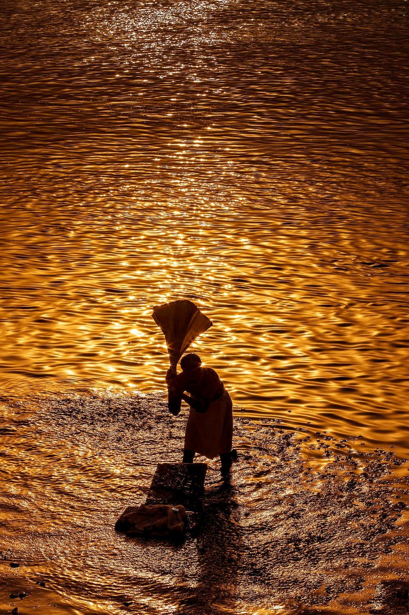 당신 때문에 내가 울고 있는 것을
당신은 모르십니까?
당신은 정말로
그렇게도 먼 곳에 계시는지요?
하지만 당신은
나에게 가장 아름다운 분이시고,
나의 고독을 참고 견디게 해주시는
유일한 분입니다.
 
-  아이징거, '당신 때문에' 

bit.ly/2SHPY9e