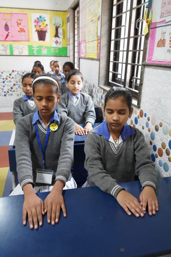 msisodia's tweet image. My first visit to a school as I begin my third term as @Minister_Edu.... obviously it had to be attending a #HappinessClass. 

A #mindful morning with the students of a #DelhiGovtSchool today! 🙂

@HappinessDelhi
