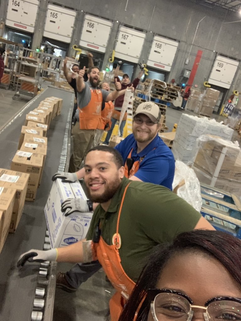 SHolsendolph's tweet image. Key 4 is in full throttle during “Power Hour” #Fridaynightvibes #key4 #POWERHOUR@HomeDepot5085 @Brandi_Mathis84 @adam011977 @JacobiBrown7 @OttoJohnson3