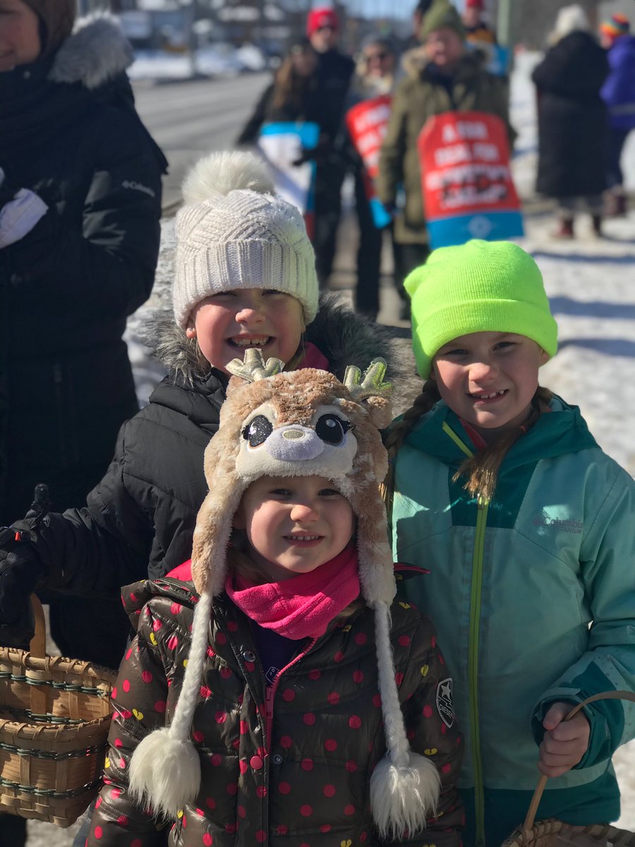 FarrTanya's tweet photo. It saddens me that we have to fight so hard for the resources and supports that will help us best meet our students' needs. Thanks to these lovelies who came out today to show their support. #proudmom ❤️@ETFO_TLOTL #EducatorsUnited #istrike @ETFOeducators https://t.co/DfwWdGa64y