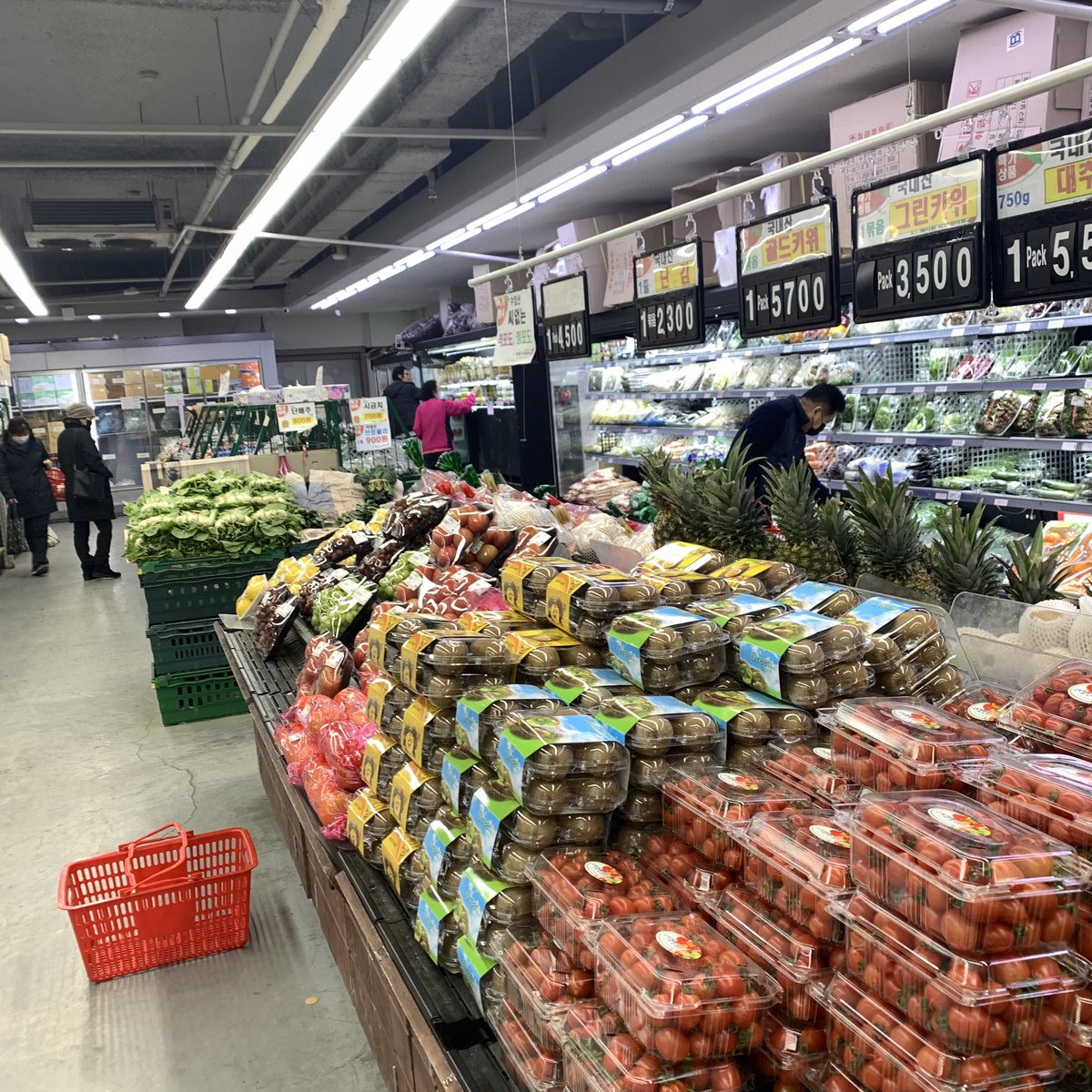22ee22ee's tweet photo. 대구 식자재마트 실시간. 물건도 많고 사람도 적당히 있음. 그냥 평소처럼 잘 살고 있는 중 https://t.co/rQaqZXtzsZ