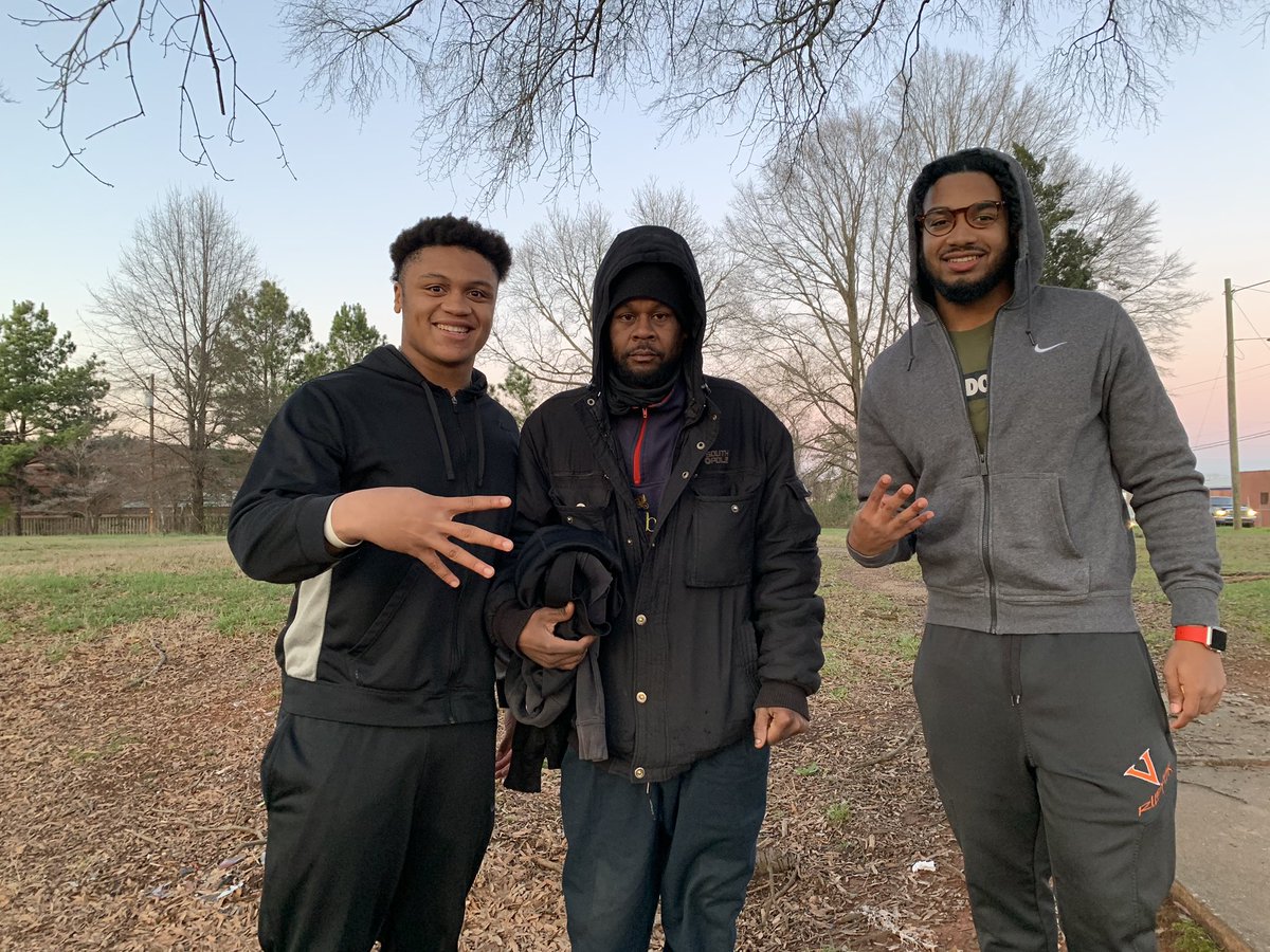 ShifftyMichai's tweet photo. Went to go feed , give clothes and more to the unfortunate today w/ @ArmstrongDonta ➕PO⚡️ITIVE➕ https://t.co/oMvNh2UGOb