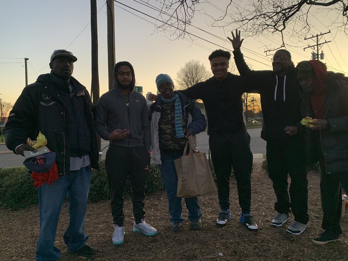 ShifftyMichai's tweet photo. Went to go feed , give clothes and more to the unfortunate today w/ @ArmstrongDonta ➕PO⚡️ITIVE➕ https://t.co/oMvNh2UGOb