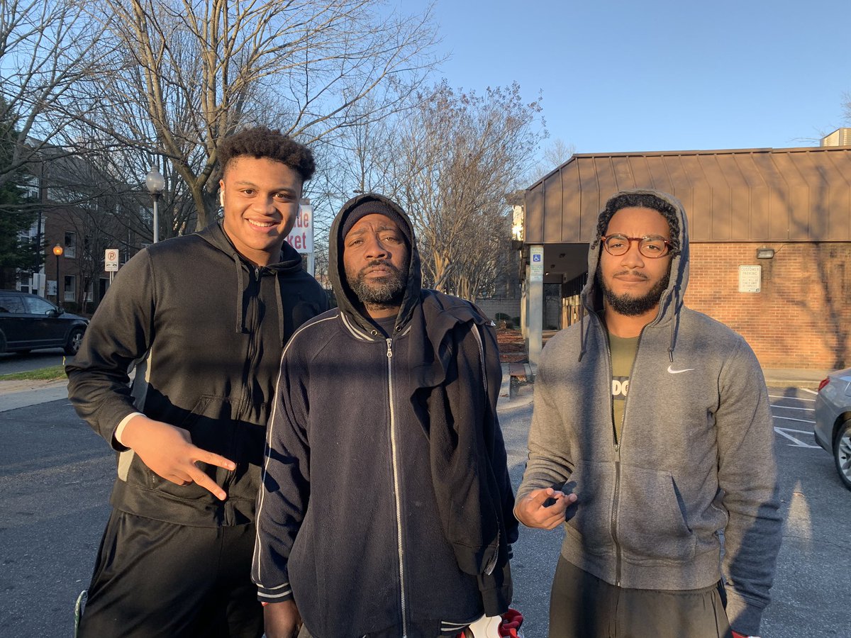 ShifftyMichai's tweet photo. Went to go feed , give clothes and more to the unfortunate today w/ @ArmstrongDonta ➕PO⚡️ITIVE➕ https://t.co/oMvNh2UGOb