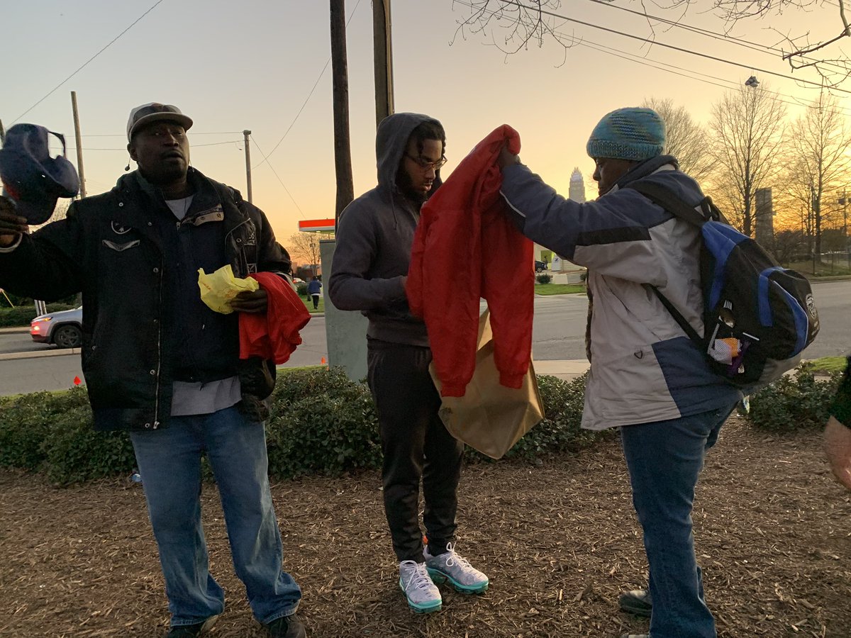 ShifftyMichai's tweet photo. Went to go feed , give clothes and more to the unfortunate today w/ @ArmstrongDonta ➕PO⚡️ITIVE➕ https://t.co/oMvNh2UGOb