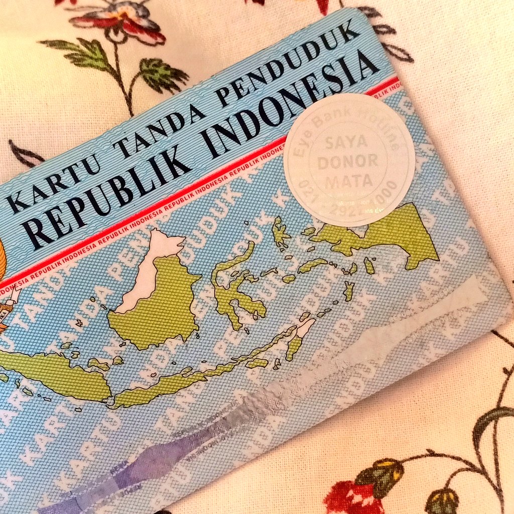 doggudoggu's tweet photo. Kemarin stiker dari Lions Eye Bank Jakarta sudah sampai dan bisa dipasang di KTP. Kalau mau mendaftar untuk jadi donor kornea, mungkin bisa baca2 dan isi form di https://t.co/IiUhC9uaKE https://t.co/u8C1g8WA1v