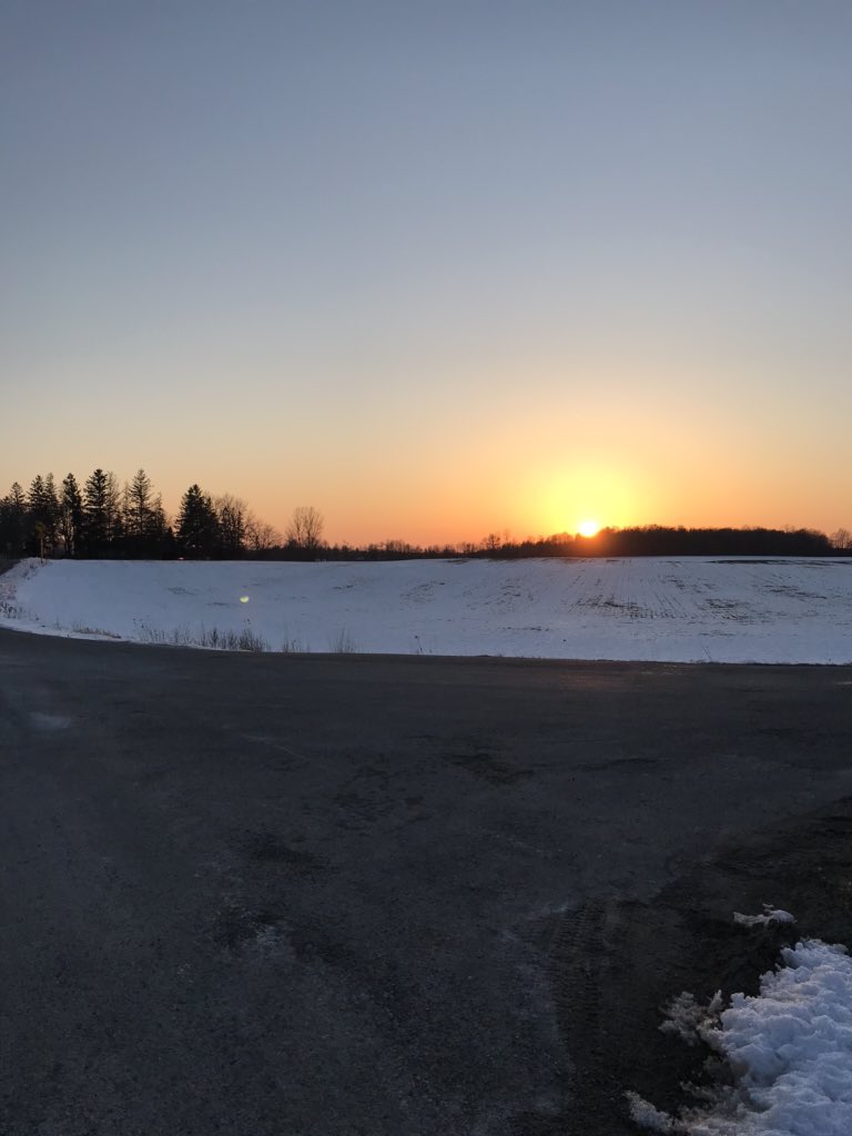 DaleRun2far's tweet photo. The joy of winter running in Ontario, that first day the sun is smiling on you at the end of the run and all the winter training starts to pay off #teamtap #runbrant https://t.co/F1X5XRWh1N