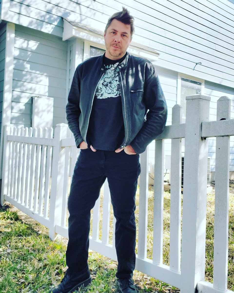 Shawn_from_TX's tweet photo. 45 and still alive..
#45thbirthday #45revolutionsaroundthesun
#oldgoths
#undeadundead #oldschool https://t.co/hwztTgiebE