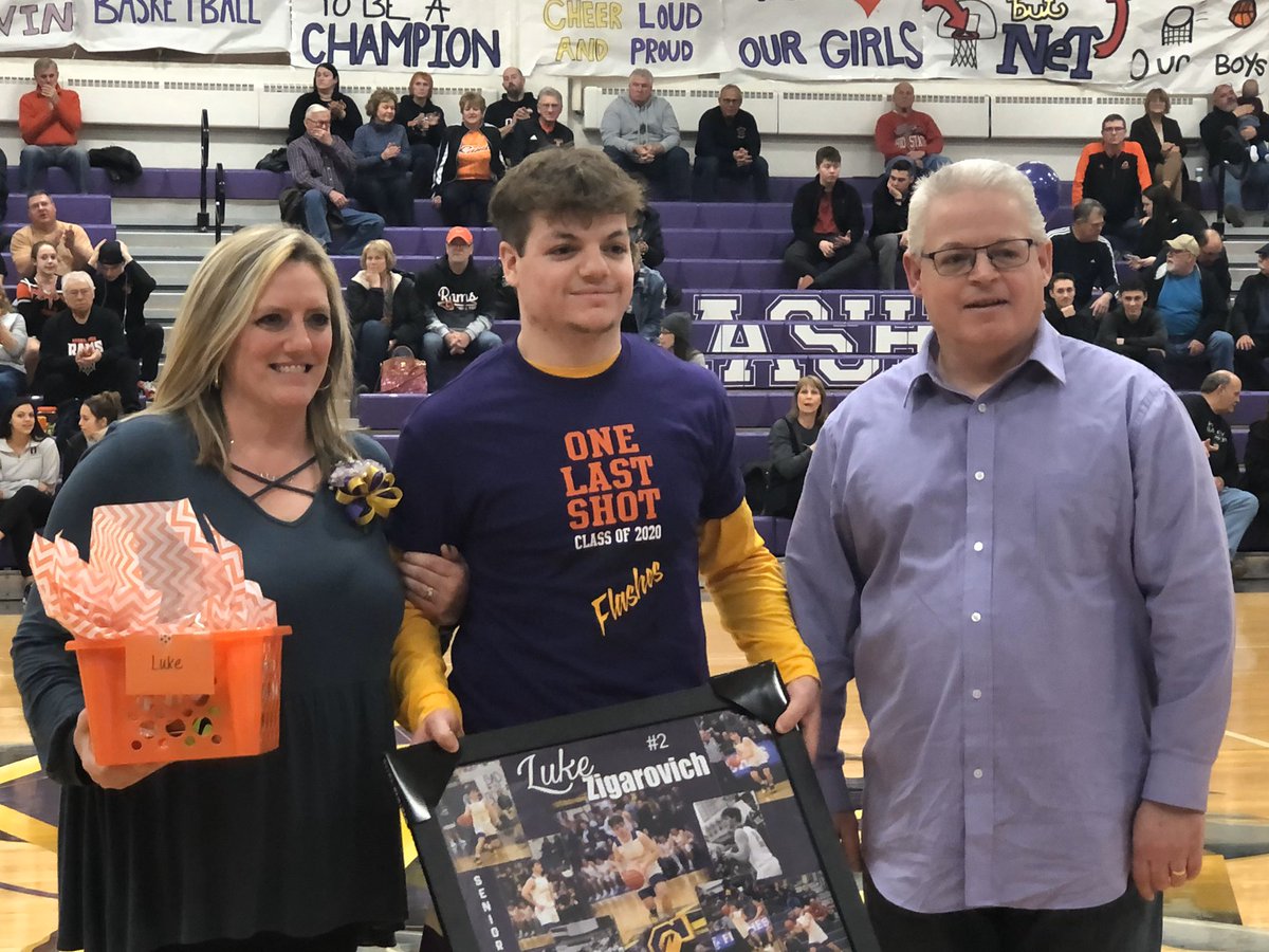ZigarovichRich's tweet photo. Senior Night! Love this kid and family! #goflashes #CHSSenior https://t.co/QKEHNrnlLz