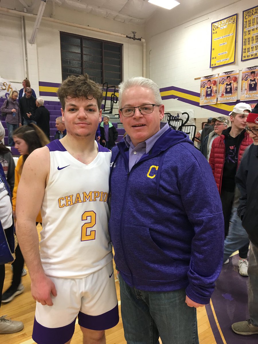 ZigarovichRich's tweet photo. Senior Night! Love this kid and family! #goflashes #CHSSenior https://t.co/QKEHNrnlLz