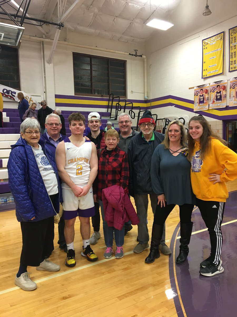 ZigarovichRich's tweet photo. Senior Night! Love this kid and family! #goflashes #CHSSenior https://t.co/QKEHNrnlLz