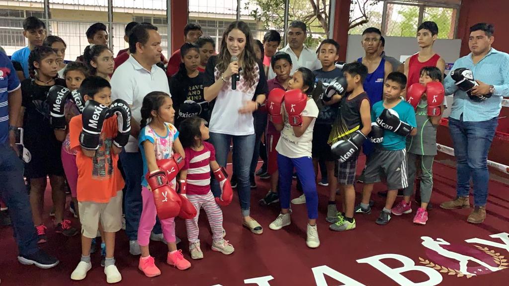 taniaroblesv's tweet photo. Hoy tocó estar en Palenque por el gimnasio de #CONABOX. Gracias por el apoyo al presidente municipal Carlos Morelos Rodríguez por sumarse a este proyecto impulsado por la presidencia de la república a través de @MiguelTorrucoG mediante el cual se está beneficiando a #Chiapas https://t.co/vHjGSRgVZp
