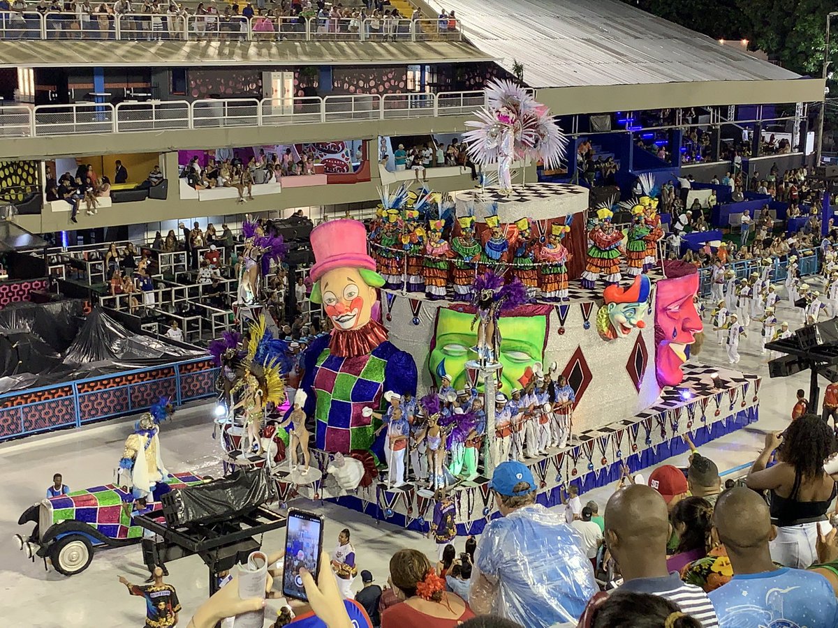 Carnavalize's tweet photo. Puxando o último carro da escola, “Nesse país só o carnaval é sério”, o Rei Momo do carnaval carioca encabeça o início do fim da apresentação da #Vigario. 🔵 #CarnavalizeRJ 🔵 https://t.co/4yJCi0zFPH