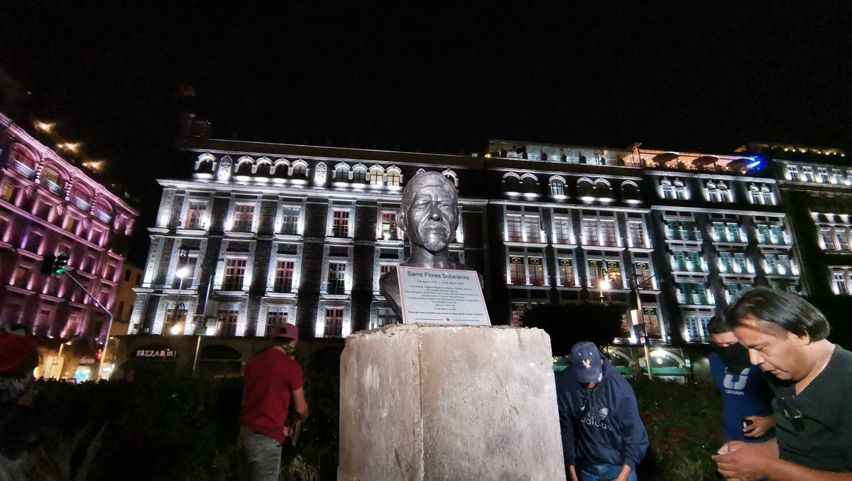 De frente al Palacio Nacional en el Centro Histórico de la Ciudad de México habitantes de #Amilcingo instalaron un monumento a #SamirFlores

#NoALaTermo en #Morelos

Por la defensa del #Agua y la #Tierra