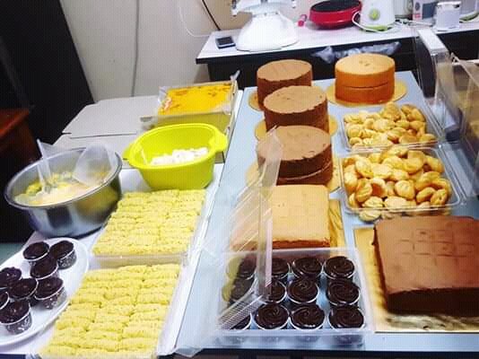 Weekend plan nk rehat dr segala deco cake whatsoever. Tu nampak tu..6biji besday kek nk kena deco. Halah mamaaaaaaa😣😥😢