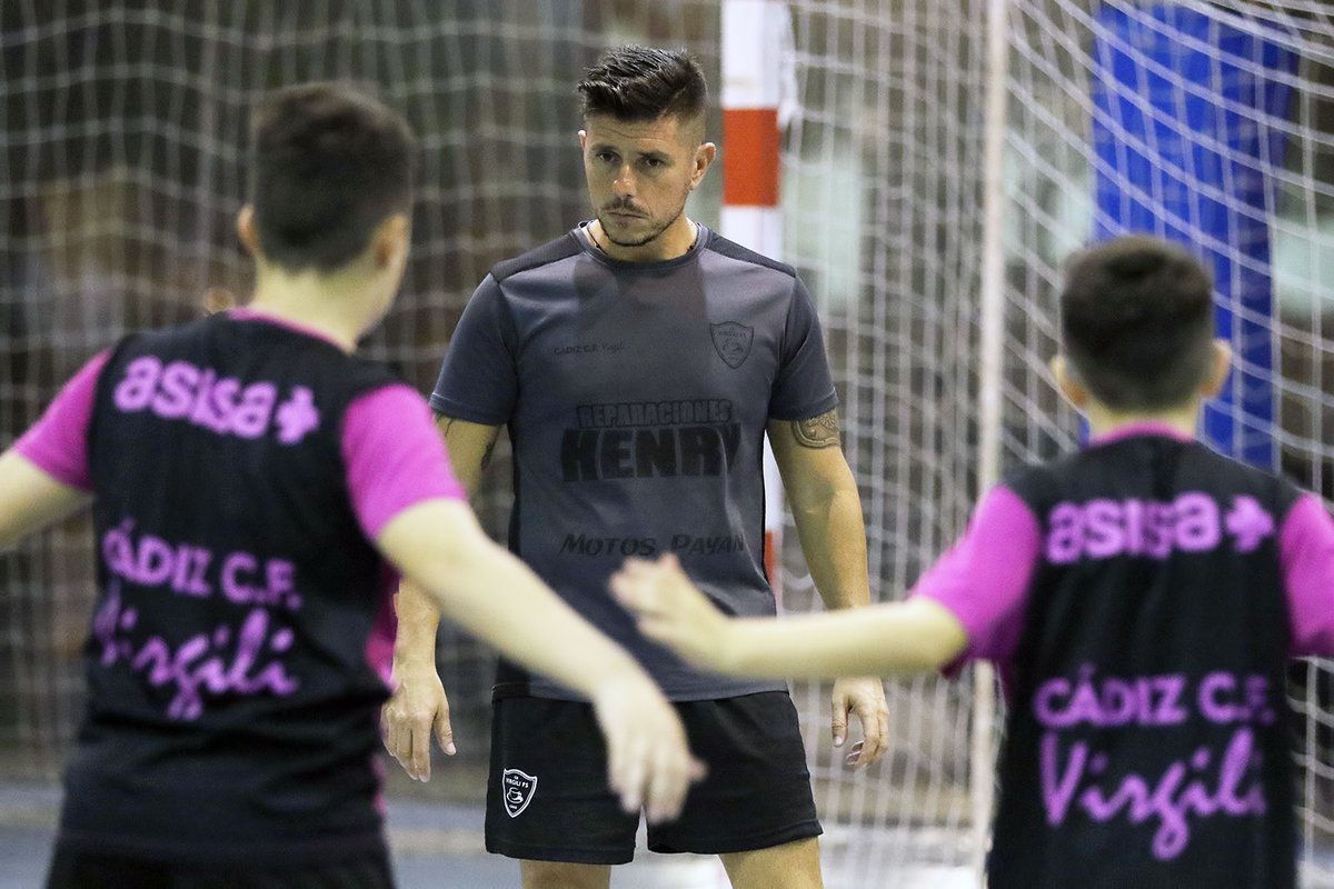 CDVirgiliCadiz's tweet photo. Nuestro entrenador del equipo infantil, José Antonio Gómez Moguel, actúa ahora con el @corodenandi 'Creaciones S.A.' en el #COAC2020Final 

¡BUENA SUERTE, míster! 💛💙

#FinalCOAC2020 #FinalDelFalla #COAC2020OC https://t.co/SfE6qogOuO