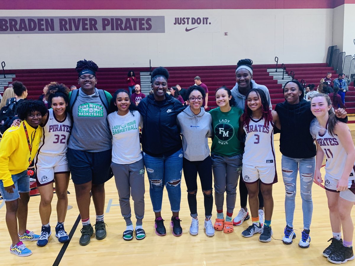 nulook2009's tweet photo. Congratulations Braden River O’Mariah,Ellie, and Julia going to the Final 4. So nice seeing all these girls together again #Future#Family💪🏽🏀 https://t.co/gkioWjHCvQ