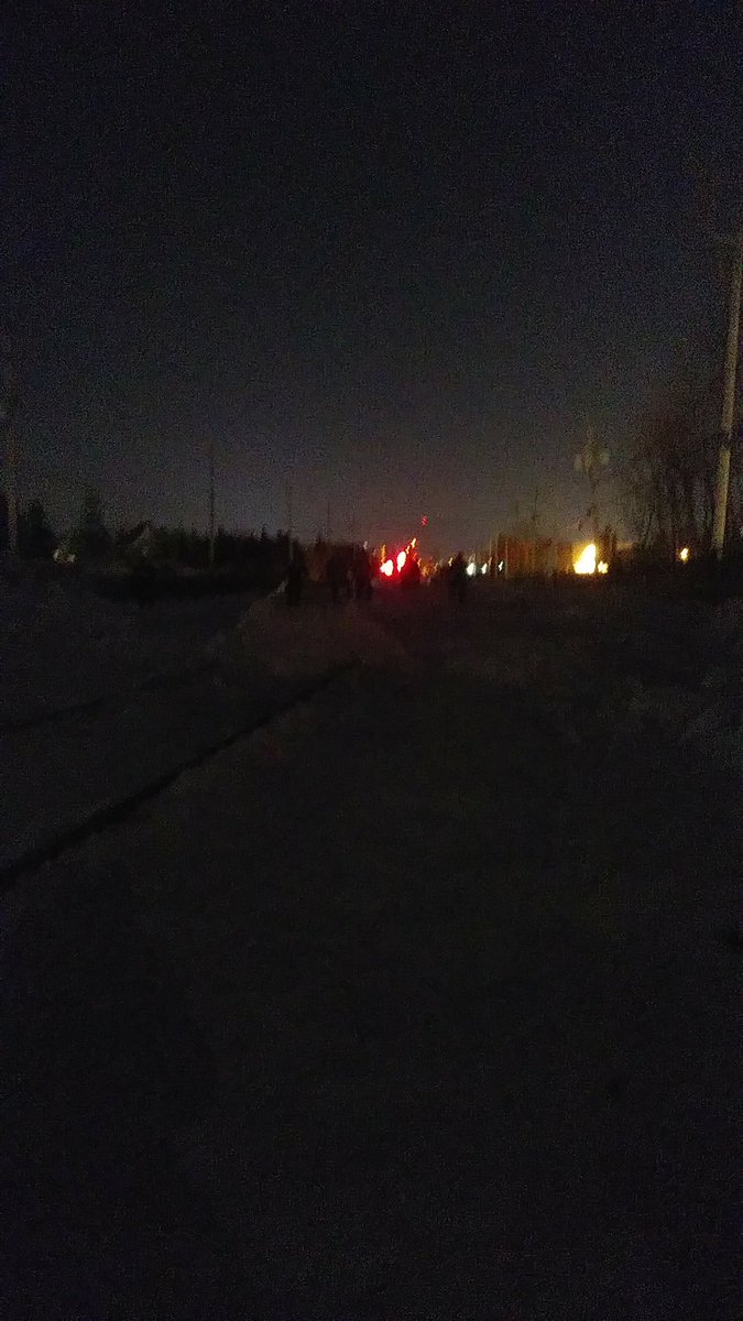 MTLanticolonial's tweet photo. Hard too see but that's a line of cops on the tracks behind us who keep moving closer and closer to the camp. We're pretty much surrounded. Seems like no one is being allowed into the camp. #ShutDownCanada #WetsuwetenSolidarity https://t.co/NQnc8jU6R3