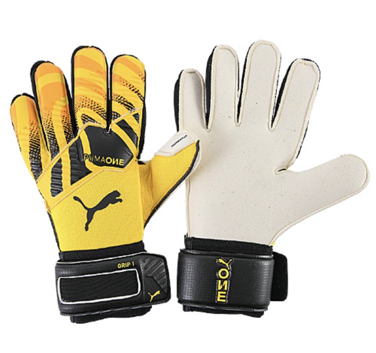 gkgloves1's tweet photo. 鋭い反応でチームを救うハイレベルGK！ガンバ大阪の東口順昭選手！

着用モデル
PUMA プーマワン グリップ 1 RC(特注)

東口選手はこのグローブをベースとした特注品を使用！手首のベルトは無地の物に名前を入れており、グローブ内には市販品に無い滑り止めも搭載しています！

#JリーグGK豆知識 https://t.co/d4iDcnbTX1