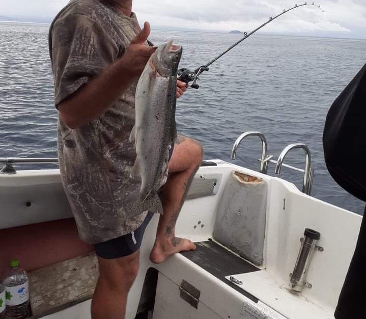 rowie_nz's tweet photo. Friends are staying at our bach this weekend and going fishing. They sent me this pic. #TaupoSummer

Meanwhile I donned my puffer jacket, scarf and beanie to visit the market this morning. #DunedinSummer https://t.co/1f1CNSXZrQ